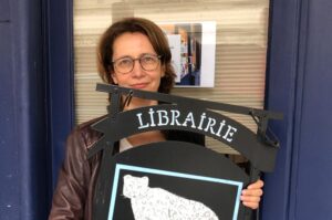 Sandrine Babu devant sa librairie / ©Sandrine Babu